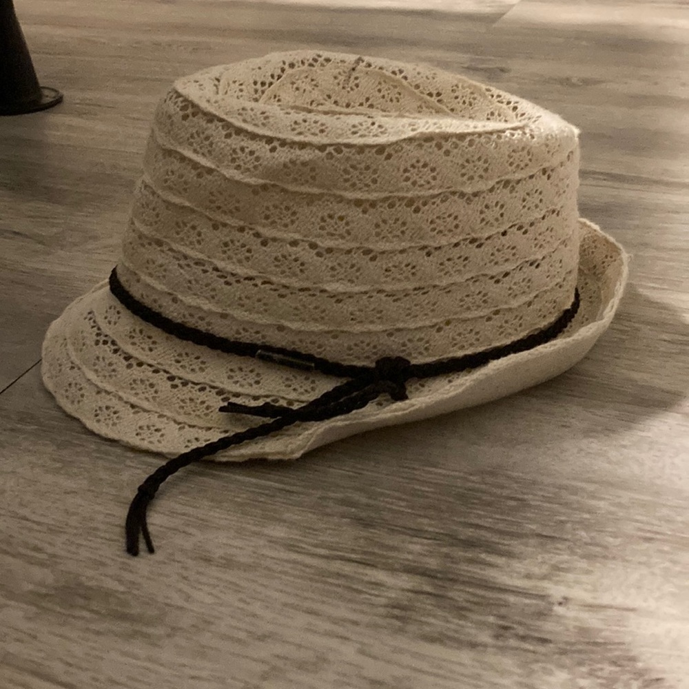 Banana Moon- fun white lace hat